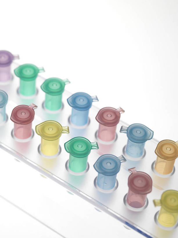 无人,竖图,俯视,彩色,室内,特写,白天,白色背景,实验,仪器,静物,一排,阴影,研究,整齐,并列,并排,透明,反射,分析,化学,测试,影子,架子,排列,器皿,摄影,影棚,五颜六色,色彩斑斓,队列,五彩缤纷,平行,计量,玻璃仪器,试验耗材,实验用品,五彩斑斓,五光十色,彩图,高角度拍摄,影棚拍摄,拍摄,EP管,离心管,微量离心管