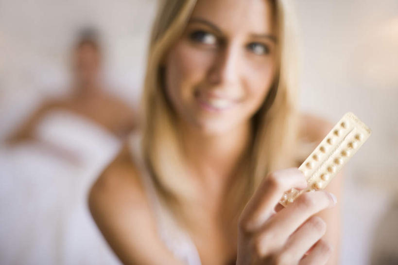 西方人,两个人,夫妻,笑,微笑,露齿笑,横图,室内,特写,白天,正面,爱情,安全,计划,欧洲,欧洲人,握,服装,朦胧,模糊,药剂,防护,浪漫,拿,拿着,扭头,注视,休闲装,衣服,药品,观察,看,转头,休闲,休闲服,恩爱,治疗,握着,恋人,服饰,观看,保护,药物,控制,察看,避孕,医疗,关注,避孕药,保险,预防,计划生育,可靠,少生,晚婚,晚育,优生,平安,男人,男性,年轻男性,年轻女性,女人,女性,白种人,夫妇,情侣,半身,彩图,伴侣