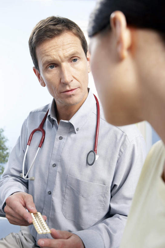 西方人,两个人,医生,坐,说,竖图,室内,白天,正面,讨论,安全,计划,窗户,落地窗,叶子,欧洲,欧洲人,吊挂,悬挂,阴影,服装,光线,影子,绿叶,挂,休闲装,玻璃窗,相视,衣服,听诊器,医护人员,医疗人员,休闲,面对面,休闲服,嫩叶,服饰,对视,控制,避孕,医疗设备,医疗器械,避孕药,保险,相对,预防,医疗工具,相看,计划生育,可靠,少生,晚婚,晚育,优生,检测工具,交流,男人,男性,年轻女性,女人,女性,中年男性,白种人,大夫,叶,叶片,沟通,讲话,交谈,商讨,说话,谈话,坐着,半身,彩图