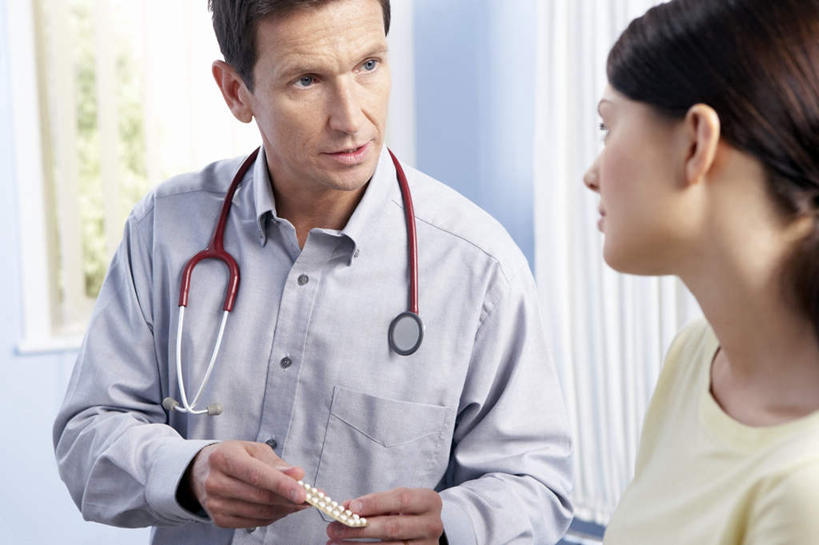 西方人,两个人,医生,坐,说,横图,室内,白天,正面,讨论,安全,计划,窗户,落地窗,叶子,欧洲,欧洲人,吊挂,悬挂,阴影,服装,光线,影子,绿叶,挂,休闲装,玻璃窗,相视,衣服,听诊器,医护人员,医疗人员,休闲,面对面,休闲服,嫩叶,服饰,对视,控制,避孕,医疗设备,医疗器械,避孕药,保险,相对,预防,医疗工具,相看,计划生育,可靠,少生,晚婚,晚育,优生,检测工具,交流,男人,男性,年轻女性,女人,女性,中年男性,白种人,大夫,叶,叶片,沟通,讲话,交谈,商讨,说话,谈话,坐着,半身,彩图