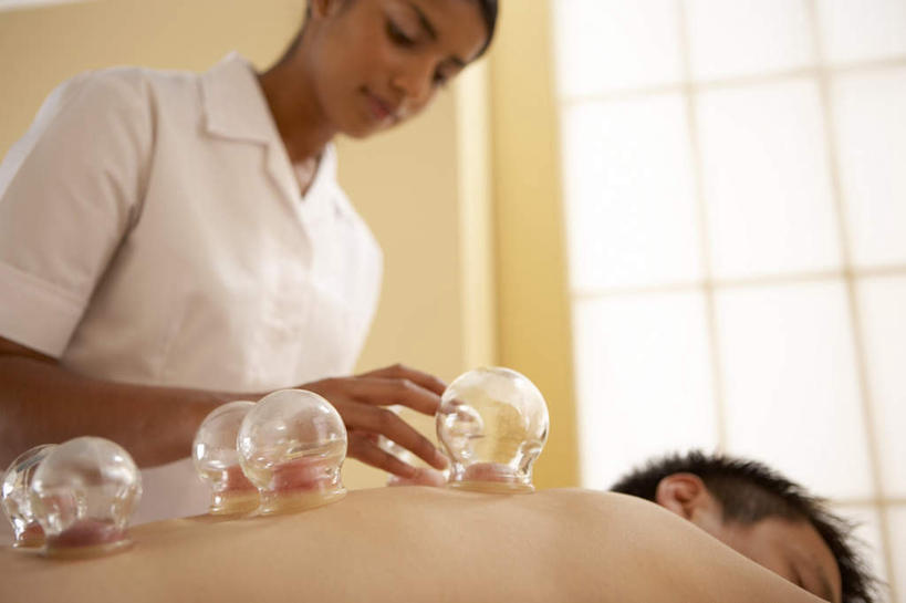 西方人,两个人,站,闭眼,横图,室内,白天,仰视,工作服,制服,床,欧洲,欧洲人,一排,握,阴影,朦胧,模糊,整齐,光线,医学,影子,塑料,床单,拿,拿着,文化,被子,排列,阳光,塑料制品,趴着,站着,治疗,握着,保健,单人床,医疗,被单,队列,中国文化,拔火罐,中医,火罐,医治,工作制服,拔罐,拔罐疗法,拔罐子,火罐疗法,中医学,男人,男性,年轻男性,年轻女性,女人,女性,白种人,闭眼睛,闭着眼,闭着眼睛,趴,站立,半身,彩图,低角度拍摄,工作套服,传统文化