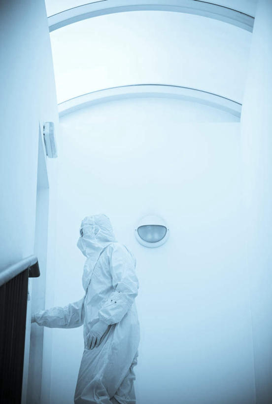 西方人,一个人,站,竖图,室内,白天,仰视,工作服,制服,安全,海洋,天花板,欧洲,欧洲人,仅一个男性,仅一个人,阴影,朦胧,模糊,分离,光线,影子,世界地图,墙,地球,陆地,走道,走廊,过道,防护,过滤,全球,分开,墙壁,墙面,仅一个年轻男性,阳光,口罩,站着,隔断,遮掩,地理,国家,保护,隔离,大陆,卫生,世界,掩盖,遮挡,净化,间隔,保险,预防,遮盖,防尘,保全,周全,安稳,安定,掩饰,断绝,隔开,屏蔽,屏绝,远离,中断,阻遏,阻隔,工作制服,平安,男人,男性,年轻男性,白种人,站立,半身,彩图,低角度拍摄,工作套服,辐射防护服,大洋,大洲