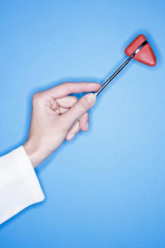 西方人,手,一个人,站,竖图,俯视,室内,特写,白天,欧洲,欧洲人,仅一个年轻女性,仅一个女性,仅一个人,握,蓝色背景,拿,拿着,一个,站着,手部,握着,摄影,影棚,单个,单手,医疗设备,医疗器械,叩诊锤,年轻女性,女人,女性,白种人,站立,半身,彩图,高角度拍摄,影棚拍摄,拍摄