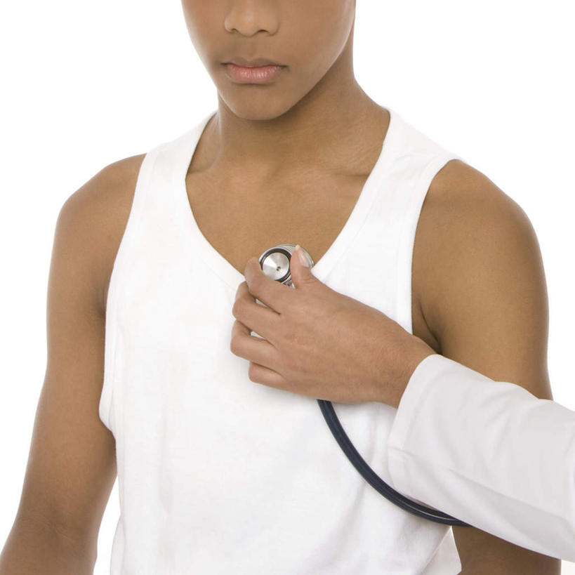 西方人,两个人,医生,病人,站,方图,室内,白天,白色背景,正面,工作服,制服,欧洲,非洲,黑人,欧洲人,握,检查,拿,拿着,注视,听诊器,低头,观察,看,站着,医护人员,医疗人员,握着,摄影,影棚,观看,察看,检测,医疗设备,诊断,白大褂,关注,医疗器械,医疗工具,工作制服,检测工具,男人,男性,年轻男性,年轻女性,女人,女性,非洲人,大夫,患者,就医者,站立,半身,彩图,影棚拍摄,工作套服,拍摄