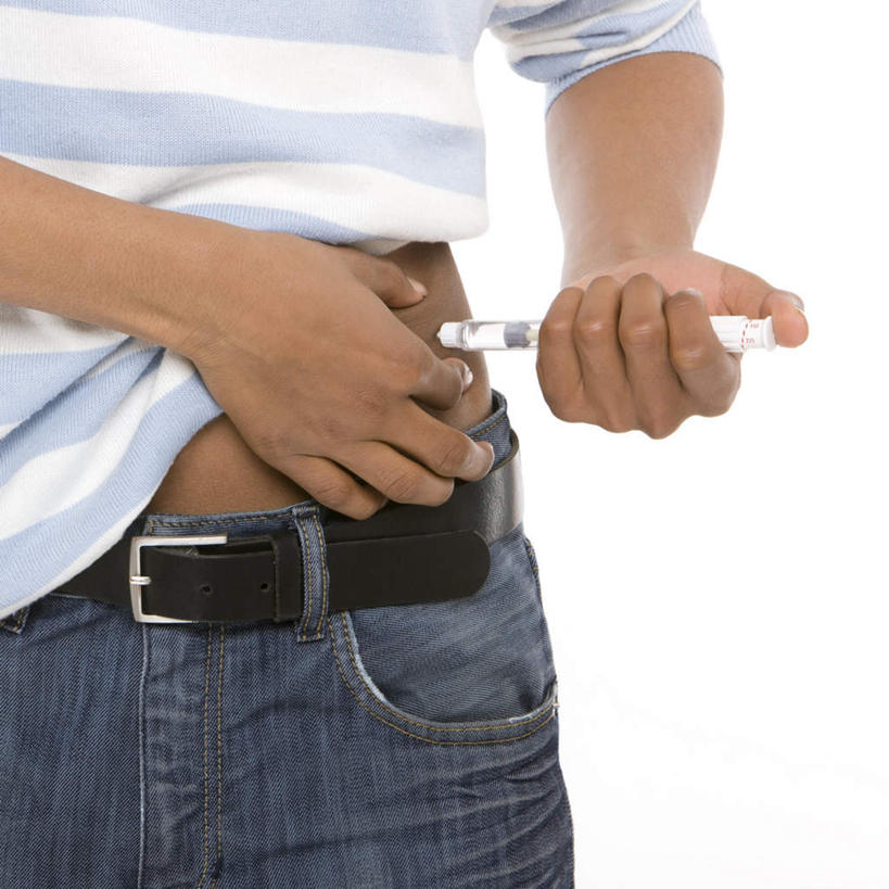 西方人,一个人,站,方图,室内,白天,白色背景,正面,欧洲,非洲,黑人,欧洲人,仅一个男性,仅一个人,握,条纹,服装,拿,拿着,注视,休闲装,腰带,仅一个年轻男性,衣服,蓝色,黑色,低头,观察,看,站着,休闲,休闲服,针管,针筒,握着,注射,摄影,服饰,影棚,观看,皮带,一支,察看,医疗,医疗设备,疾病,注射器,关注,配饰,裤带,胰岛素,糖尿病,男人,男性,年轻男性,非洲人,站立,半身,彩图,影棚拍摄,拍摄,短发