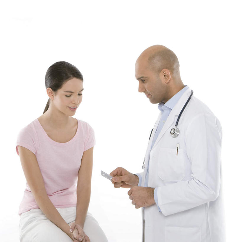 西方人,两个人,医生,病人,站,坐,笑,微笑,露齿笑,方图,室内,白天,白色背景,侧面,工作服,衬衫,制服,欧洲,欧洲人,吊挂,握,悬挂,服装,挂,拿,拿着,注视,休闲装,衣服,听诊器,观察,看,站着,医护人员,医疗人员,休闲,休闲服,握着,摄影,服饰,影棚,观看,察看,医疗设备,白大褂,关注,医疗器械,避孕药,医疗工具,工作制服,检测工具,男人,男性,年轻女性,女人,女性,中年男性,白种人,大夫,患者,就医者,站立,坐着,半身,彩图,影棚拍摄,衬衣,工作套服,拍摄