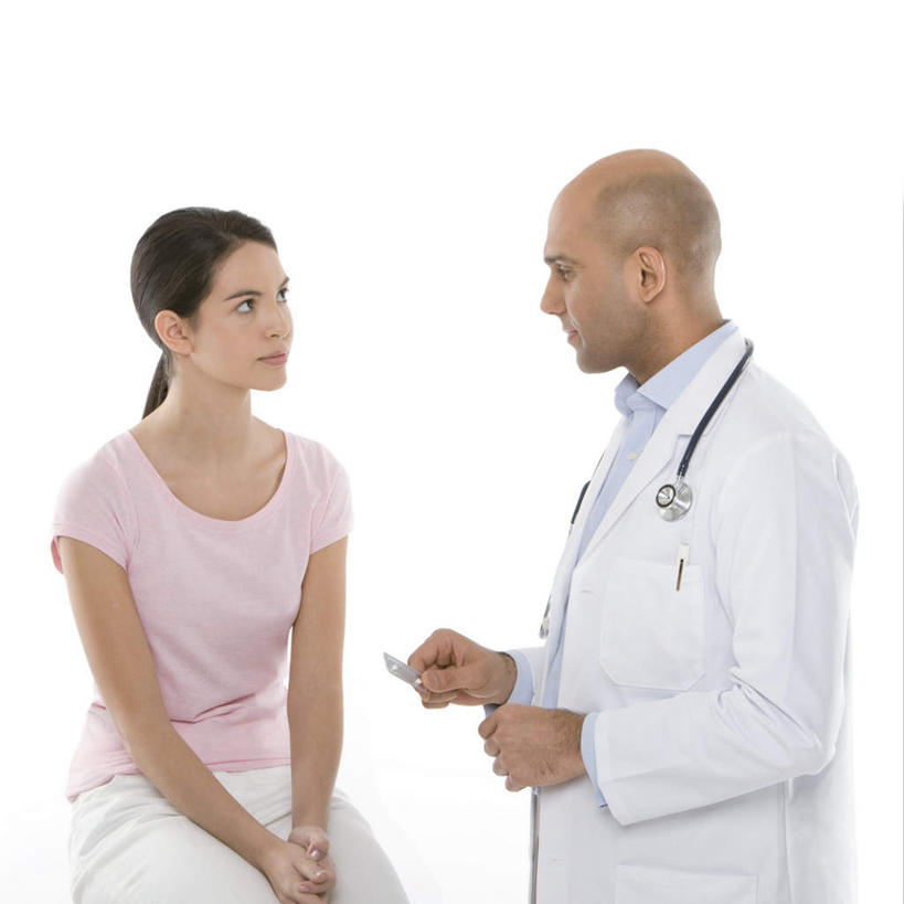 西方人,两个人,医生,病人,站,坐,笑,微笑,露齿笑,方图,室内,白天,白色背景,侧面,工作服,衬衫,制服,欧洲,欧洲人,吊挂,握,悬挂,服装,挂,拿,拿着,注视,休闲装,衣服,听诊器,观察,看,站着,医护人员,医疗人员,休闲,休闲服,握着,摄影,服饰,影棚,观看,察看,医疗设备,白大褂,关注,医疗器械,避孕药,医疗工具,工作制服,检测工具,男人,男性,年轻女性,女人,女性,中年男性,白种人,大夫,患者,就医者,抬头,仰头,站立,坐着,半身,彩图,影棚拍摄,衬衣,工作套服,拍摄