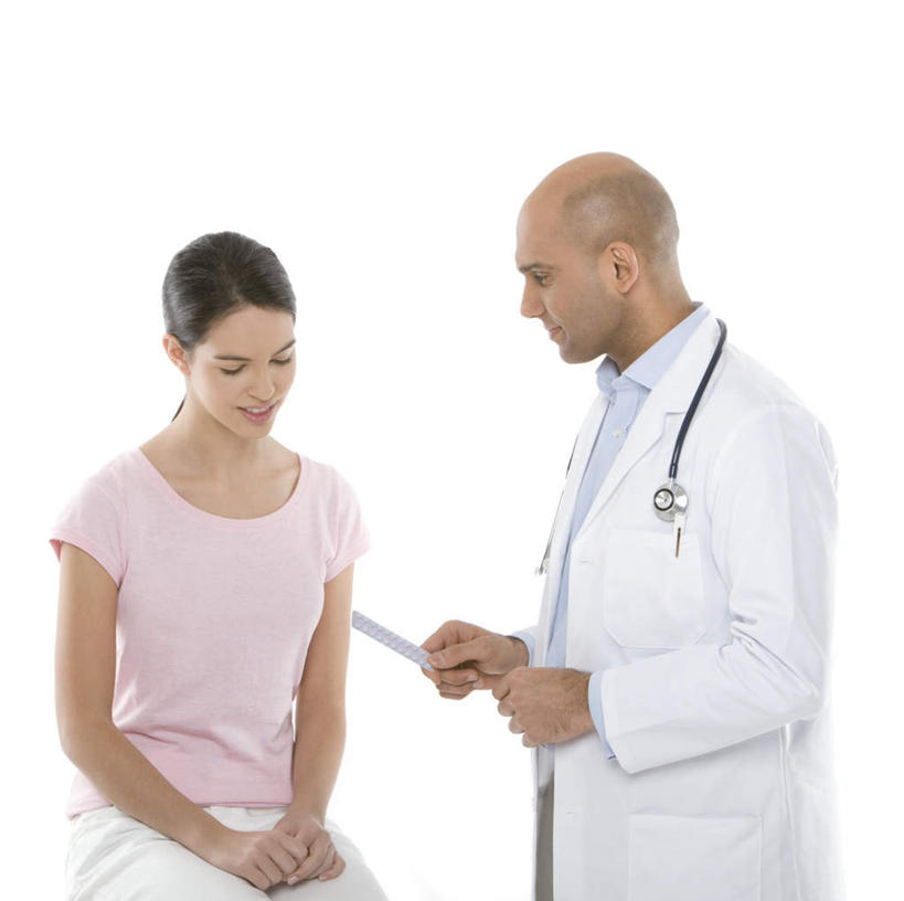 西方人,两个人,医生,病人,站,坐,笑,微笑,露齿笑,横图,室内,白天,白色背景,侧面,工作服,衬衫,制服,欧洲,欧洲人,吊挂,握,悬挂,服装,挂,拿,拿着,注视,休闲装,衣服,听诊器,低头,观察,看,站着,医护人员,医疗人员,休闲,休闲服,握着,摄影,服饰,影棚,观看,察看,医疗设备,白大褂,关注,医疗器械,避孕药,医疗工具,垂头,工作制服,检测工具,男人,男性,年轻女性,女人,女性,中年男性,白种人,大夫,患者,就医者,站立,坐着,半身,彩图,影棚拍摄,衬衣,工作套服,拍摄