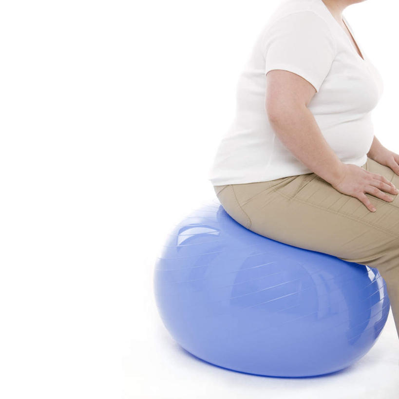 西方人,肥胖,一个人,坐,方图,室内,白天,白色背景,侧面,欧洲,欧洲人,仅一个女性,仅一个人,服装,休闲装,衣服,蓝色,仅一个中年女性,休闲,休闲服,健身球,搭,摄影,服饰,影棚,瑜伽球,搭着,肥,胖,女人,女性,中年女性,白种人,坐着,半身,彩图,影棚拍摄,拍摄