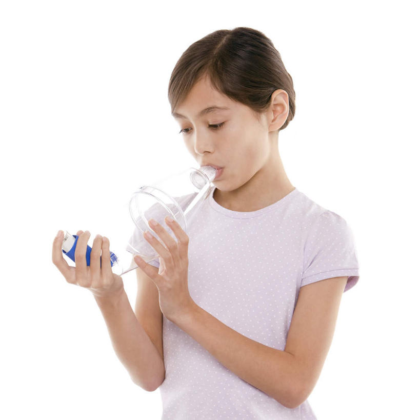 西方人,儿童,一个人,站,方图,室内,白天,白色背景,正面,欧洲,欧洲人,仅一个女性,仅一个人,握,阴影,服装,光线,影子,拿,拿着,注视,休闲装,小孩,衣服,低头,观察,看,站着,仅一个小孩,休闲,休闲服,含,握着,摄影,服饰,影棚,观看,察看,医疗设备,关注,医疗器械,雾化吸入器,吸入器,女孩,女人,女性,白种人,孩子,站立,半身,彩图,影棚拍摄,拍摄,女生