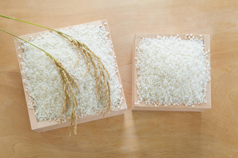 无人,横图,俯视,室内,特写,白天,一堆,许多,阴影,堆叠,堆积,反射,木制,木盒,影子,谷类,谷物,水稻,米,很多,稻,大米,两个,白色,木制品,容器,储藏,堆,储存,彩图,高角度拍摄,贮存