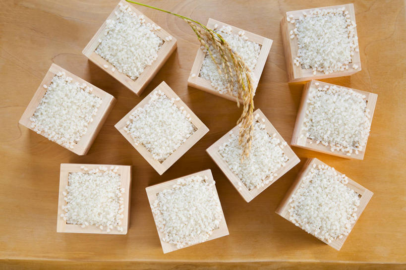 无人,横图,俯视,室内,特写,白天,桌面,桌子,一堆,阴影,堆叠,堆积,反射,木制,木盒,影子,谷类,谷物,水稻,米,很多,稻,大米,排列,木制品,容器,储藏,堆,储存,摆列,彩图,高角度拍摄,布列,分列,贮存