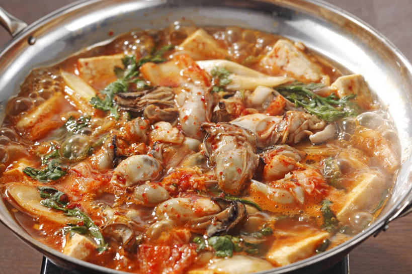 豆腐,泡菜,无人,横图,俯视,室内,特写,白天,烹饪,水,餐桌,桌子,蔬菜,厨具,金属制品,一堆,许多,阴影,堆叠,堆积,新鲜,反射,金属,炖锅,锅子,液体,影子,水滴,料理,食品,很多,韩式,锅,火锅,菜肴,美食,食物,佳肴,有机食品,绿色食品,餐台,锅具,堆,豆制品,韩国料理,韩国菜,韩式料理,烹饪用具,韩国泡菜,暖锅,烹调用具,烹调,彩图,高角度拍摄,韩式泡菜火锅,泡菜火锅