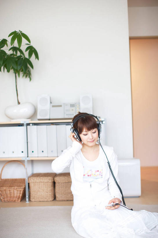 东方人,一个人,坐,闭眼,笑,微笑,竖图,室内,白天,正面,快乐,满意,通讯,幸福,植物,桌面,桌子,亚洲,仅一个年轻女性,仅一个女性,仅一个人,服装,朦胧,模糊,传输,木制,盆栽,墙,办公用品,盆景,音响,音乐,听,休闲装,黄种人,娱乐,墙壁,墙面,树,树木,衣服,绿色,白色,自然,耳机,木制品,扶,享受,休闲,休闲服,放松,通信,服饰,生长,成长,传真机,办公设备,传真,舒适,享乐,扶着,输出设备,盆景树,盆栽树,年轻女性,女人,女性,亚洲人,闭眼睛,闭着眼,闭着眼睛,坐着,半身,彩图