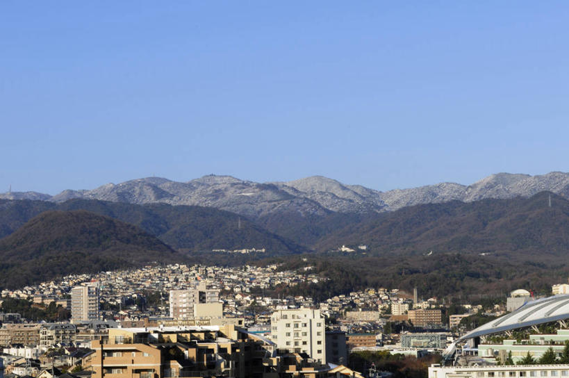 无人,家,横图,俯视,室外,白天,旅游,度假,美景,山,山脉,树林,植物,城市风光,城市,建筑,阴影,光线,影子,房屋,屋子,景观,山峰,公寓,建筑群,山峦,娱乐,建设,洋房,楼房,住宅,树,树木,蓝色,绿色,蓝天,天空,阳光,自然,群山,天,享受,休闲,景色,放松,生长,晴朗,成长,万里无云,晴空,晴空万里,彩图,高角度拍摄,房子,六甲山