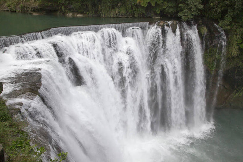 无人,横图,俯视,室外,白天,旅游,度假,石头,美景,瀑布,树林,水,峡谷,植物,台湾,中国,亚洲,阴影,飞溅,溅,光线,石子,液体,影子,景观,水滴,山谷,娱乐,水珠,树,树木,绿色,阳光,自然,享受,休闲,景色,放松,生长,成长,岩层,喷洒,自然风光,东亚,台北县,港澳台,中华人民共和国,台湾省,新北,新北市,跌水,石块,岩石,彩图,高角度拍摄,平溪区,十分瀑布,台