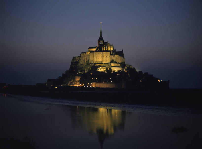 无人,横图,室外,夜晚,正面,旅游,度假,海浪,海洋,标志建筑,地标,建筑,照明,法国,欧洲,堡垒,城堡,浪花,建筑群,灯光,娱乐,建设,灯,蓝色,蓝天,天空,海水,灯具,天,享受,休闲,旅游胜地,放松,照亮,照明设备,要塞,海景,法兰西共和国,法兰西第五共和国,圣米歇尔山,设防,下诺曼底,下诺曼底大区,芒什省,大海,风浪,海,海水的波动,近岸浪,涌浪,彩图