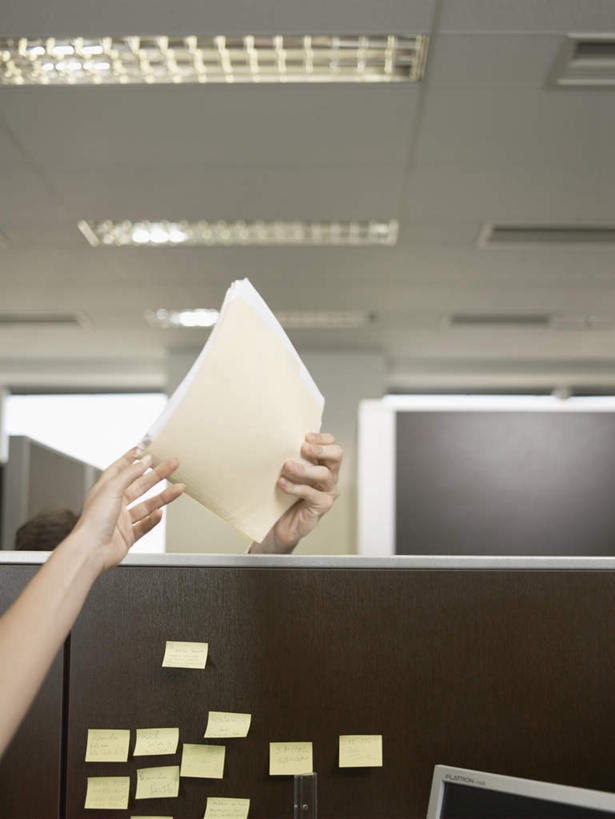 手,两个人,同事,商务人士,商务男性,办公室,坐,举,竖图,室内,白天,正面,衬衫,成功,合作,团队,集体,信心,天花板,照明,套装,传递,材料,档案,文件,灯光,领带,队伍,顶灯,灯,资料,灯具,隔板,托,手部,照亮,领导,照明设备,成就,文档,商务装,合伙,领袖,工薪阶层,男人,男性,年轻男性,年轻人,白领,上班族,举起,举手,举着,向上举,向上伸,向上托,坐着,半身,彩图,衬衣