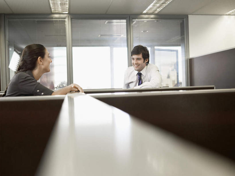 西方人,两个人,同事,商务人士,商务男性,商务女性,办公室,坐,笑,微笑,露齿笑,横图,室内,白天,正面,衬衫,成功,合作,团队,集体,信心,天花板,照明,欧洲,欧洲人,套装,灯光,领带,注视,队伍,顶灯,灯,灯具,隔板,观察,看,观看,照亮,察看,领导,照明设备,成就,关注,商务装,合伙,领袖,工薪阶层,男人,男性,年轻男性,年轻女性,女人,女性,白种人,年轻人,白领,上班族,坐着,半身,彩图,衬衣