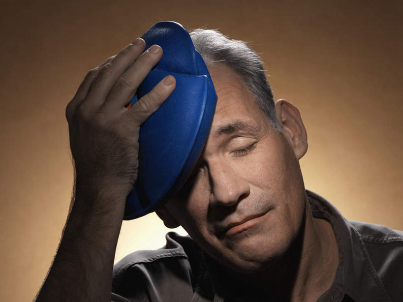 西方人,脸,头,脸颊,肩,头发,一个人,病人,闭眼,横图,室内,特写,白天,正面,欧洲,欧洲人,仅一个男性,仅一个人,握,阴影,服装,光线,影子,拿,拿着,休闲装,肩膀,衣服,灰色,仅一个老年男性,休闲,疲倦,生病,思考,休闲服,考虑,握着,摄影,服饰,影棚,冥想,头痛,疲劳,疲惫,热水袋,失落,疲乏,老年男性,男人,男性,白种人,头部,脸部,脸蛋,面部,患者,就医者,闭眼睛,闭着眼,闭着眼睛,半身,彩图,影棚拍摄,拍摄,短发