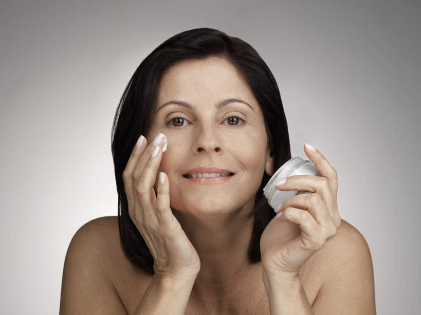 西方人,脸,头,眼睛,脸颊,脖子,肩,头发,一个人,笑,摸,微笑,横图,室内,特写,白天,正面,化妆,美容,欧洲,欧洲人,仅一个女性,仅一个人,擦,抚摸,护肤,握,灰色背景,润肤露,褐色,拿,拿着,注视,裸露,肩膀,黑色,化妆品,观察,看,仅一个中年女性,保养,享受,休闲,放松,擦拭,握着,摄影,影棚,赤裸,观看,察看,润肤霜,关注,裸,养颜,女人,女性,中年女性,白种人,头部,长发,脖,颈,颈部,脸部,脸蛋,面部,触摸,接触,半身,彩图,影棚拍摄,拍摄