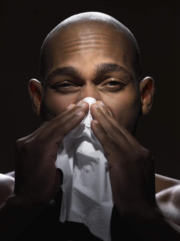 西方人,脸,头,鼻子,脸颊,脖子,肩,秃头,一个人,病人,竖图,室内,特写,白天,正面,生活用品,欧洲,非洲,黑人,欧洲人,仅一个男性,仅一个人,阴影,黑色背景,光线,影子,纸,注视,肩膀,仅一个年轻男性,纸巾,日用品,观察,看,皱眉,擦拭,摄影,影棚,卫生纸,观看,察看,感冒,关注,流涕,生活用纸,男人,男性,年轻男性,非洲人,头部,光头,无发,鼻,鼻孔,脖,颈,颈部,脸部,脸蛋,面部,患者,就医者,半身,彩图,影棚拍摄,拍摄