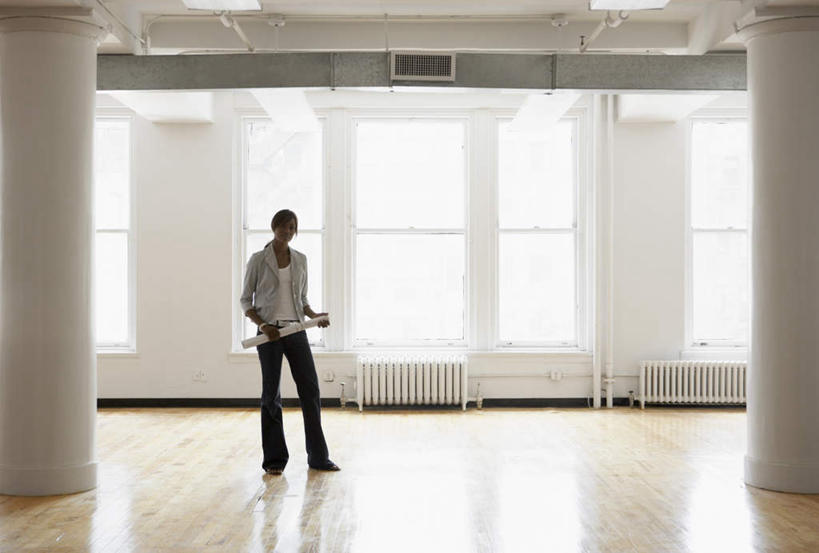 西方人,一个人,商务人士,建筑师,商务女性,站,横图,室内,白天,正面,太阳,窗户,地板,欧洲,非洲,黑人,欧洲人,仅一个年轻女性,仅一个女性,仅一个人,握,阴影,套装,光线,图纸,影子,柱子,墙,设计图,地面,拿,拿着,注视,休闲装,管道,木地板,玻璃窗,墙壁,墙面,阳光,观察,看,站着,休闲服,握着,观看,察看,关注,商务装,暖气,工程图,草图,蓝图,工薪阶层,年轻女性,女人,女性,非洲人,白领,上班族,设计,站立,彩图,全身