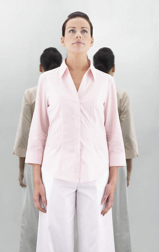 西方人,一个人,站,竖图,室内,白天,白色背景,正面,衬衫,镜子,欧洲,欧洲人,仅一个年轻女性,仅一个女性,仅一个人,注视,白色,看,站着,思考,考虑,摄影,影棚,镜像,镜面,关注,年轻女性,女人,女性,白种人,抬头,仰头,站立,半身,彩图,影棚拍摄,衬衣,拍摄