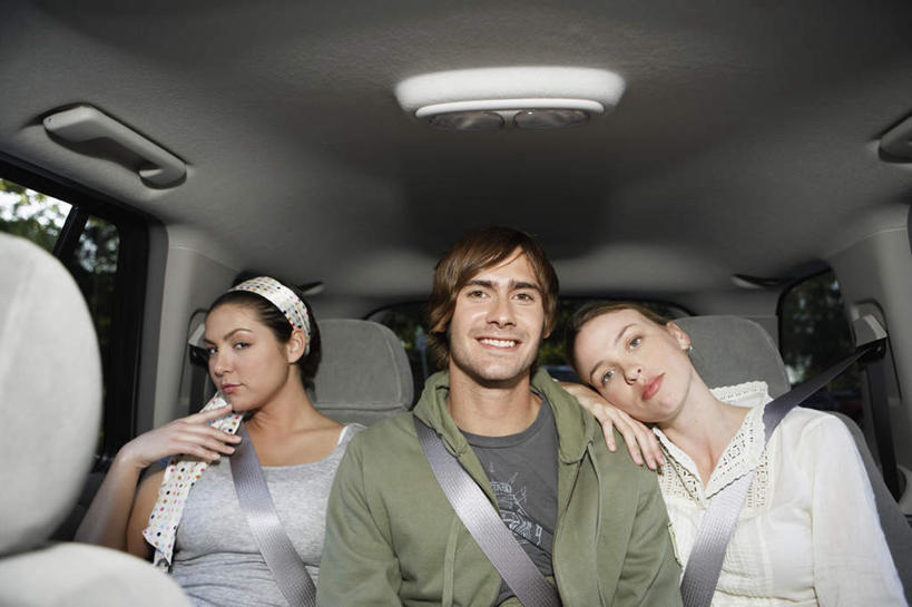 西方人,脸,头,脸颊,三个人,伙伴,朋友,坐,笑,微笑,露齿笑,横图,室内,白天,正面,爱情,旅游,度假,友谊,安全,植物,沙发,汽车,欧洲,欧洲人,撑,浪漫,依偎,注视,休闲装,娱乐,车,灯,树,树木,排列,绿色,自然,安全带,灯具,交通工具,轿车,观察,看,靠,靠着,倚靠,享受,休闲,车内,温暖,温馨,休闲服,恩爱,放松,恋人,生长,成长,观看,车灯,和睦,察看,撑着,倚着,关注,依附,依赖,投靠,友情,男人,男性,年轻男性,年轻女性,女人,女性,白种人,头部,脸部,脸蛋,面部,情侣,坐着,半身,彩图,伴侣,融洽,皮沙发