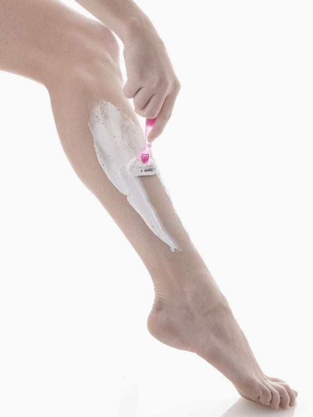 西方人,腿部,腿,一个人,竖图,室内,特写,白天,白色背景,侧面,欧洲,欧洲人,仅一个年轻女性,仅一个女性,仅一个人,阴影,弯曲,反射,影子,地面,光脚,赤脚,摄影,影棚,沐浴露,年轻女性,女人,女性,白种人,剃刀,半身,彩图,影棚拍摄,拍摄