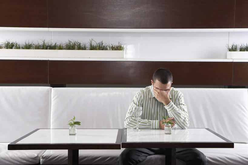 西方人,一个人,餐厅,坐,闭眼,横图,室内,白天,正面,草地,草坪,水,植物,餐桌,沙发,桌子,杯子,欧洲,欧洲人,仅一个男性,仅一个人,服装,高脚杯,盆栽,液体,盆景,休闲装,玻璃制品,草,仅一个年轻男性,衣服,绿色,自然,酒杯,休闲,休闲服,遮,服饰,生长,成长,餐台,等待,单手,遮挡,盖着,遮盖,遮蔽,男人,男性,年轻男性,白种人,额头,玻璃杯,闭眼睛,闭着眼,闭着眼睛,坐着,半身,彩图,餐馆,饭店,饭馆,皮沙发