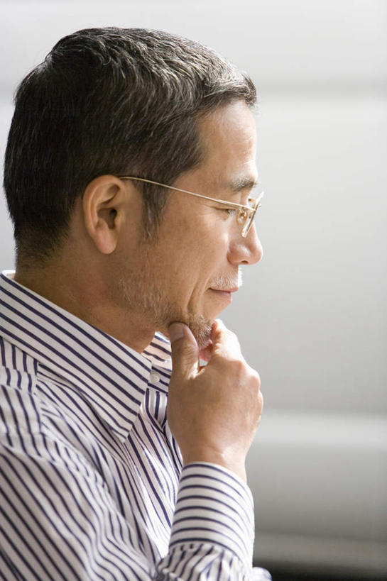 东方人,一个人,站,竖图,室内,特写,白天,白色背景,侧面,衬衫,亚洲,仅一个男性,仅一个人,仅一个中年男性,撑,朦胧,模糊,眼镜,托腮,注视,黄种人,看,托,站着,思考,考虑,摄影,影棚,托下巴,近视眼镜,男人,男性,中年男性,亚洲人,站立,半身,彩图,影棚拍摄,衬衣,拍摄