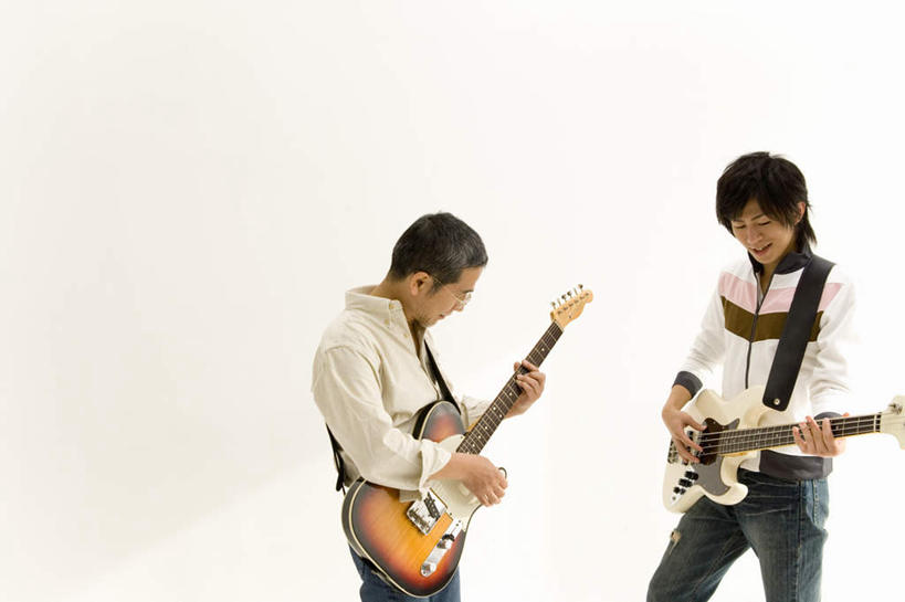 东方人,两个人,父亲,儿子,站,笑,微笑,露齿笑,横图,室内,白天,白色背景,侧面,亚洲,服装,吉他,乐器,弦乐器,两把,拿,拿着,注视,休闲装,黄种人,衣服,低头,看,站着,休闲,父子,休闲服,父爱,弹,摄影,服饰,影棚,弹拨弦鸣乐器,男人,男性,年轻男性,中年男性,亚洲人,站立,半身,彩图,影棚拍摄,拍摄,弹拨弦乐器