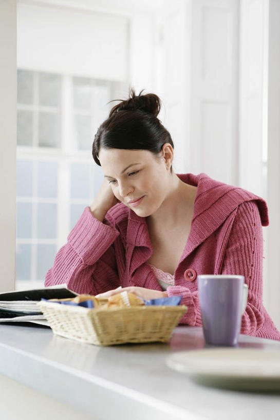 西方人,一个人,坐,笑,微笑,竖图,室内,白天,正面,阅读,餐桌,厨房,柜子,桌子,杂志,杯子,欧洲,欧洲人,仅一个年轻女性,仅一个女性,仅一个人,撑,敲打,学习,服装,托腮,注视,休闲装,输入,盒子,衣服,红色,容器,水杯,橱柜,饼干,打字,观察,看,托,休闲,休闲服,读书,浏览,服饰,餐台,观看,储藏,点击,敲击,察看,储存,关注,托下巴,编制,按键,年轻女性,女人,女性,白种人,茶杯,坐着,半身,彩图,灶间,贮存