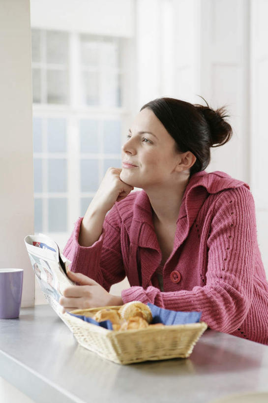 西方人,一个人,坐,笑,微笑,竖图,室内,白天,侧面,阅读,餐桌,厨房,柜子,桌子,杂志,杯子,欧洲,欧洲人,仅一个年轻女性,仅一个女性,仅一个人,撑,敲打,学习,服装,托腮,注视,休闲装,输入,盒子,衣服,红色,容器,水杯,橱柜,饼干,打字,观察,看,托,休闲,休闲服,读书,浏览,服饰,餐台,观看,储藏,点击,敲击,察看,储存,关注,托下巴,编制,按键,年轻女性,女人,女性,白种人,茶杯,坐着,半身,彩图,灶间,贮存