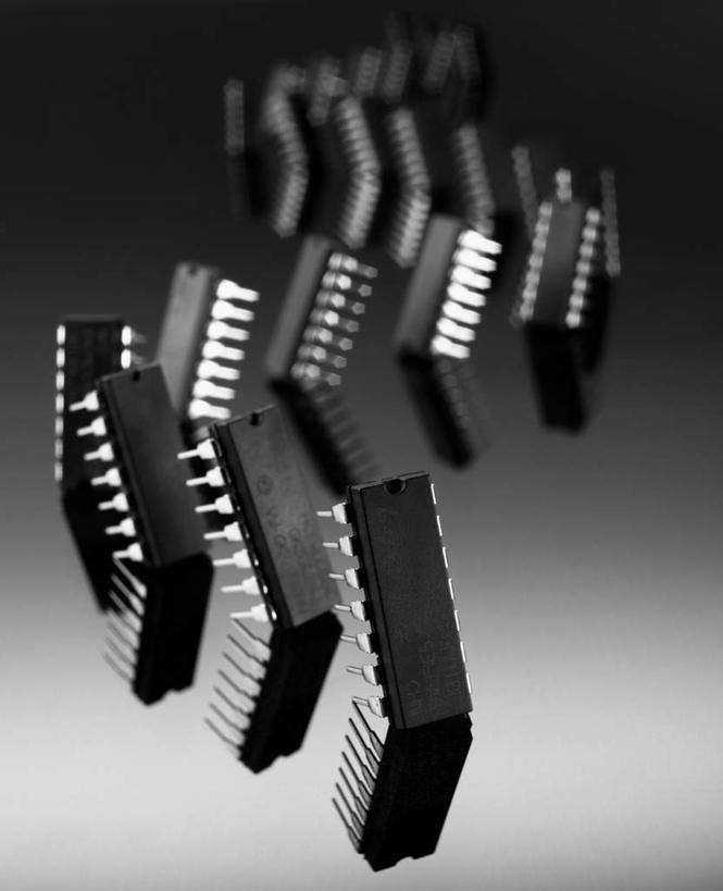 无人,竖图,俯视,黑白,室内,白天,零件,电脑,静物,一排,许多,阴影,黑色背景,弯曲,整齐,反射,曲线,影子,排列,黑色,弧度,摄影,影棚,芯片,部件,队列,晶片,高角度拍摄,影棚拍摄,拍摄