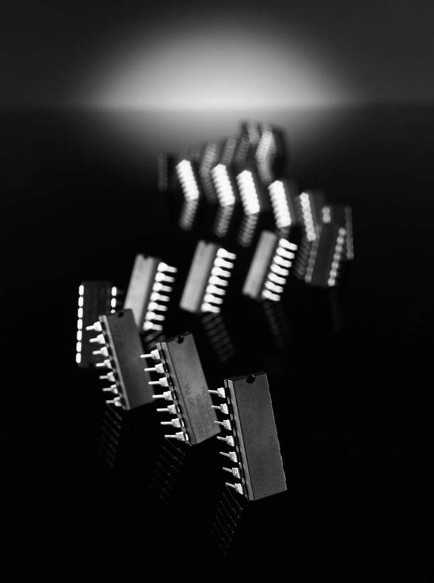 无人,竖图,俯视,黑白,室内,白天,零件,电脑,静物,一排,许多,阴影,黑色背景,弯曲,整齐,反射,曲线,影子,排列,黑色,弧度,摄影,影棚,芯片,部件,队列,晶片,高角度拍摄,影棚拍摄,拍摄