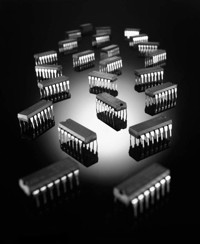 无人,竖图,俯视,黑白,室内,白天,零件,电脑,桌面,桌子,静物,一排,许多,阴影,黑色背景,弯曲,整齐,反射,曲线,影子,排列,黑色,弧度,摄影,影棚,芯片,部件,队列,晶片,高角度拍摄,影棚拍摄,拍摄