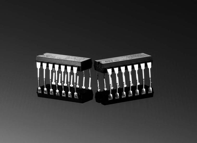 无人,横图,黑白,室内,白天,正面,零件,电脑,桌面,桌子,静物,一排,阴影,黑色背景,对称,整齐,反射,影子,排列,两个,黑色,摄影,影棚,芯片,部件,队列,晶片,影棚拍摄,拍摄