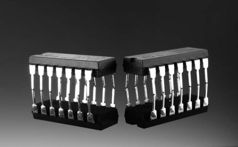 无人,横图,黑白,室内,白天,正面,零件,电脑,桌面,桌子,静物,一排,阴影,黑色背景,对称,整齐,反射,影子,排列,两个,黑色,摄影,影棚,芯片,部件,队列,晶片,影棚拍摄,拍摄