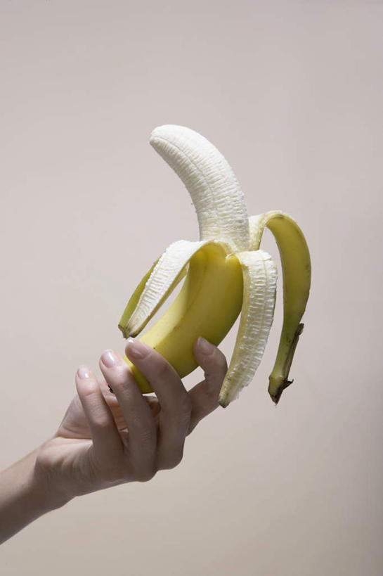 西方人,手,一个人,竖图,室内,特写,白天,侧面,香蕉,水果,欧洲,欧洲人,仅一个年轻女性,仅一个女性,仅一个人,握,阴影,灰色背景,新鲜,光线,影子,生食,食品,果实,拿,拿着,食物,阳光,拨开,手部,剥皮,握着,摄影,有机食品,绿色食品,影棚,年轻女性,女人,女性,白种人,甘蕉,半身,彩图,影棚拍摄,拍摄