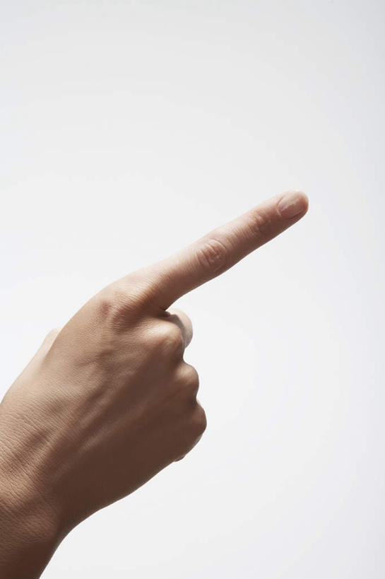 西方人,手,一个人,竖图,室内,特写,白天,白色背景,正面,欧洲,欧洲人,仅一个年轻女性,仅一个女性,仅一个人,指,方向,手势,手部,摄影,影棚,单手,指向,食指,年轻女性,女人,女性,白种人,半身,彩图,影棚拍摄,拍摄