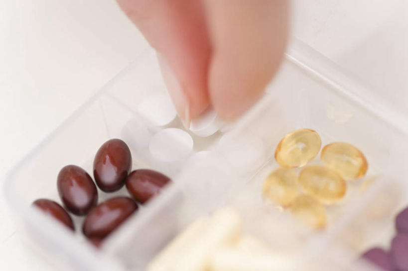 西方人,手,一个人,横图,俯视,室内,特写,白天,安全,桌面,桌子,欧洲,欧洲人,仅一个男性,仅一个人,一堆,许多,堆叠,堆积,朦胧,模糊,木制,药剂,药丸,塑料,防护,注视,药盒,药片,盒子,仅一个年轻男性,黄色,红色,紫色,白色,木制品,容器,塑料制品,药品,观察,看,手部,手指,治疗,摄影,影棚,观看,储藏,堆,保护,药物,察看,医疗,储存,关注,保险,预防,平安,男人,男性,年轻男性,白种人,半身,彩图,高角度拍摄,影棚拍摄,拍摄,贮存