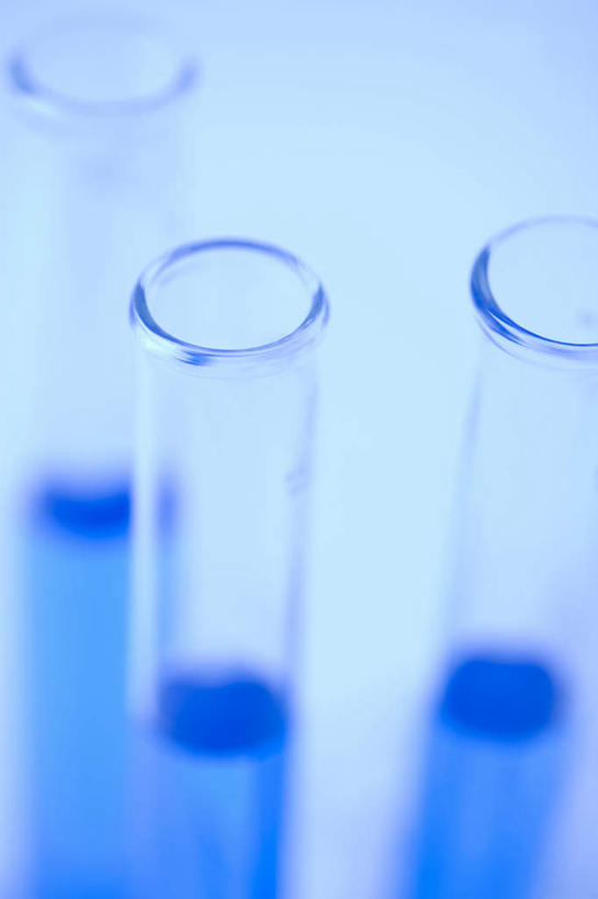 无人,竖图,俯视,室内,特写,白天,实验,仪器,水,静物,杯子,朦胧,模糊,研究,透明,分析,化学,测试,试管,试剂,液体,水滴,玻璃制品,三个,蓝色,玻璃瓶,瓶子,器皿,摄影,影棚,计量,玻璃仪器,试验耗材,实验用品,玻璃杯,彩图,高角度拍摄,影棚拍摄,拍摄