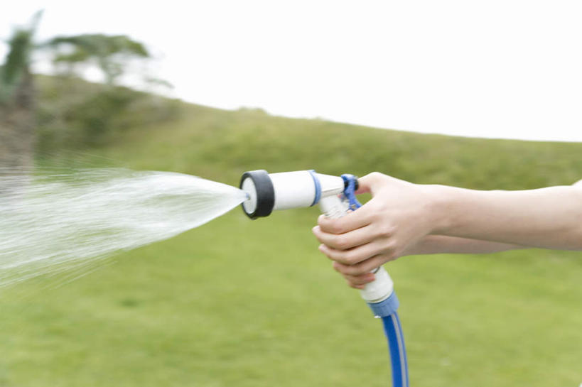 东方人,手,一个人,举,横图,室外,特写,白天,侧面,草地,草坪,水,植物,亚洲,仅一个年轻女性,仅一个女性,仅一个人,握,飞溅,服装,溅,液体,水滴,拿,拿着,注视,休闲装,黄种人,水珠,草,衣服,蓝色,绿色,蓝天,天空,天,观察,看,托,休闲,手部,休闲服,握着,服饰,观看,察看,喷头,关注,喷洒,年轻女性,女人,女性,亚洲人,举起,举手,举着,向上举,向上伸,向上托,半身,彩图