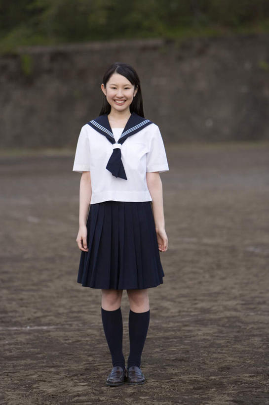 东方人,一个人,站,笑,微笑,露齿笑,竖图,室外,白天,正面,裙子,制服,亚洲,仅一个年轻女性,仅一个女性,仅一个人,服装,注视,黄种人,观察,看,站着,校服,短裙,观看,察看,关注,学生服,年轻女性,女人,女性,亚洲人,站立,彩图,全身