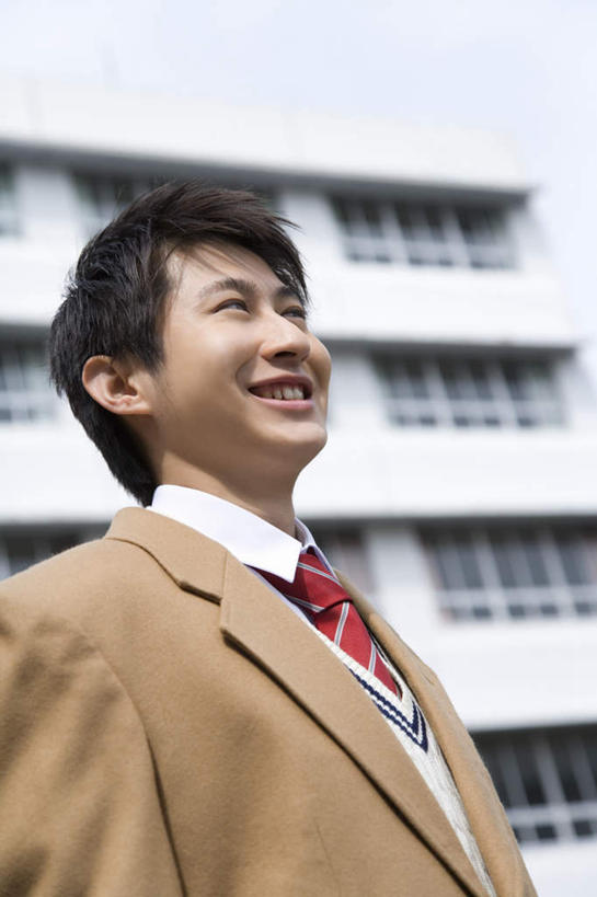东方人,脸,头,脸颊,一个人,学校,教学楼,站,笑,微笑,露齿笑,竖图,室外,特写,白天,仰视,制服,亚洲,仅一个男性,仅一个人,阴影,服装,朦胧,模糊,光线,影子,注视,黄种人,校园,仅一个年轻男性,蓝色,蓝天,天空,阳光,天,观察,看,站着,校服,晴朗,观看,察看,关注,学生服,万里无云,男人,男性,年轻男性,亚洲人,头部,脸部,脸蛋,面部,晴空,晴空万里,站立,半身,彩图,低角度拍摄,教室楼,教学大楼