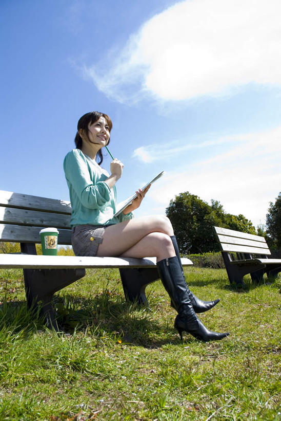 东方人,一个人,坐,笑,微笑,露齿笑,竖图,室外,白天,仰视,旅游,度假,草地,草坪,美景,树林,植物,椅子,亚洲,仅一个年轻女性,仅一个女性,仅一个人,握,阴影,服装,并排,光线,笔,蜡笔,影子,木椅,景观,云,云朵,办公用品,拿,云彩,拿着,注视,休闲装,黄种人,娱乐,文具,草,树,树木,排列,两个,衣服,蓝色,绿色,白云,蓝天,天空,阳光,自然,学习用品,天,观察,看,享受,休闲,休闲服,景色,放松,握着,服饰,生长,晴朗,成长,观看,文具用品,察看,队列,关注,自然风光,绘画工具,记录板,户外运动,记事板,素描簿,年轻女性,女人,女性,亚洲人,晴空,坐着,彩图,低角度拍摄,全身