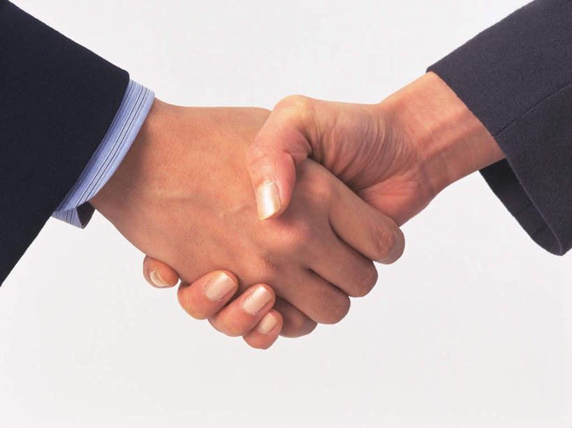 东方人,手,两个人,伙伴,朋友,商务人士,商务男性,商务女性,握手,横图,室内,特写,白天,白色背景,侧面,衬衫,友谊,合作,团队,亚洲,套装,墙,黄种人,墙壁,墙面,手部,战略,摄影,影棚,商务装,工薪阶层,联合,合谋,配合,协作,男人,男性,年轻男性,年轻女性,女人,女性,亚洲人,白领,上班族,搀手,拉手,手搀手,手拉手,手牵手,手握手,半身,彩图,影棚拍摄,衬衣,拍摄