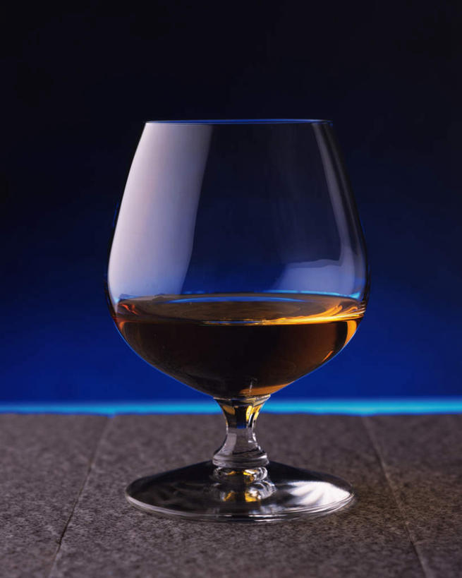 无人,竖图,室内,特写,白天,正面,杯子,阴影,反射,高脚杯,液体,影子,食品,白兰地,一杯,玻璃制品,食物,饮料,酒杯,酒精饮料,摄影,影棚,酒精,法国白兰地,干邑白兰地酒,干邑,玻璃杯,彩图,影棚拍摄,拍摄